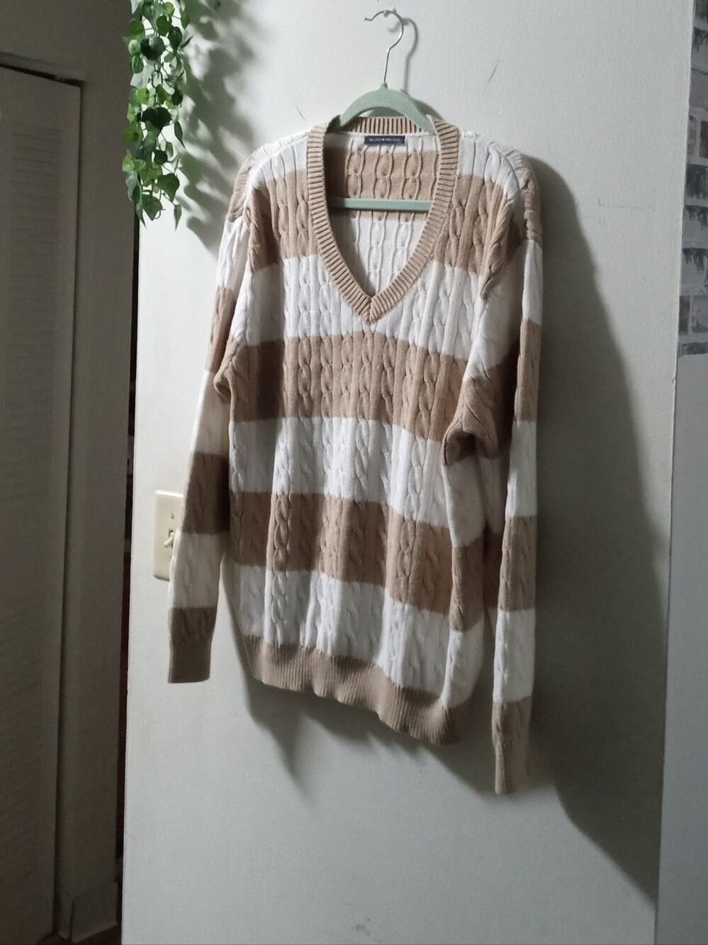 Brandy Melville Striped V-Neck Cable Knit Sweater in Beige and White